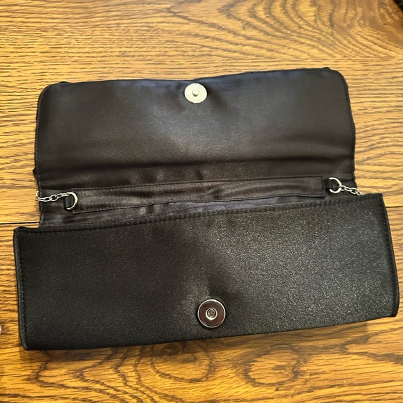 Elegant Black Clutch Bag with Heart Detail - Picture 5 of 6